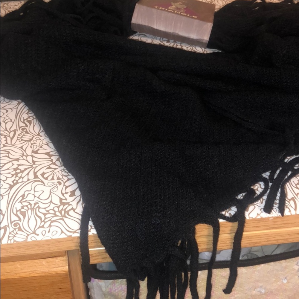 David and Young triangle scarf